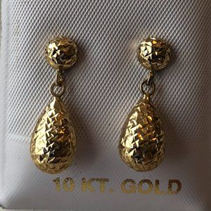 NIB-- 10 karat yellow gold dangling earrings